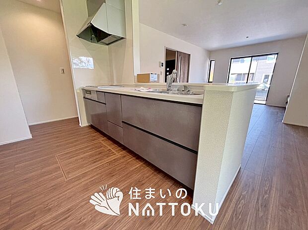 【現地写真(キッチン)】収納たっぷりのシステムキッチン、浄水器付水栓を標準装備しています。
