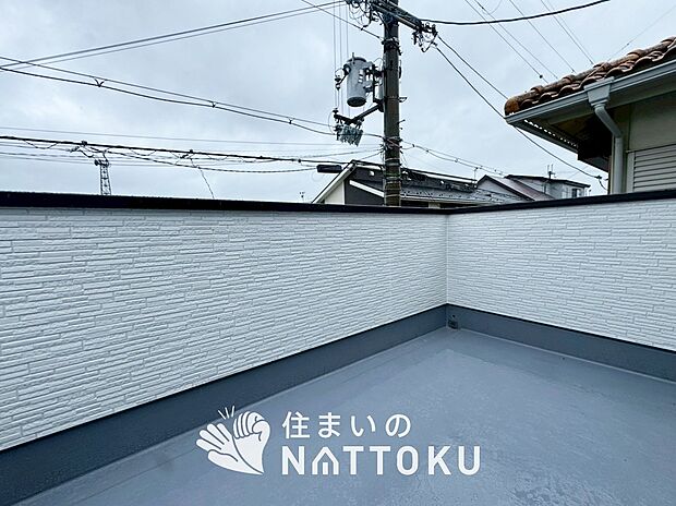 【バルコニー】奥行きが広く、洗濯物をゆったりと干せる十分な広さで、家族の洗濯も捗ります。