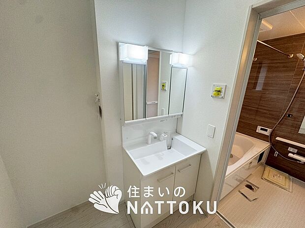 【洗面台・洗面所】鏡の両サイドは、必要なものを取出しやすく、大きな鏡面で朝の準備も快適。
使いやすいリフトアップ機能付きのシングルレバーシャワー水栓付です。