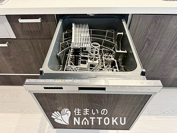 【食器洗い乾燥機】食後の時間にゆとりを与えてくれる食器洗い乾燥機。
操作ボタンも上面にあるので、腰をかがめずに操作ができラクラクです。