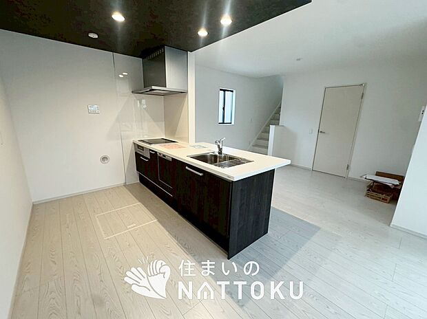 【現地写真(キッチン)】収納たっぷりのシステムキッチン、浄水器付水栓を標準装備しています。