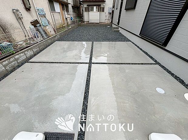 【現地写真(駐車場)】駐車スペースが広く、運転が苦手な方も安心です。