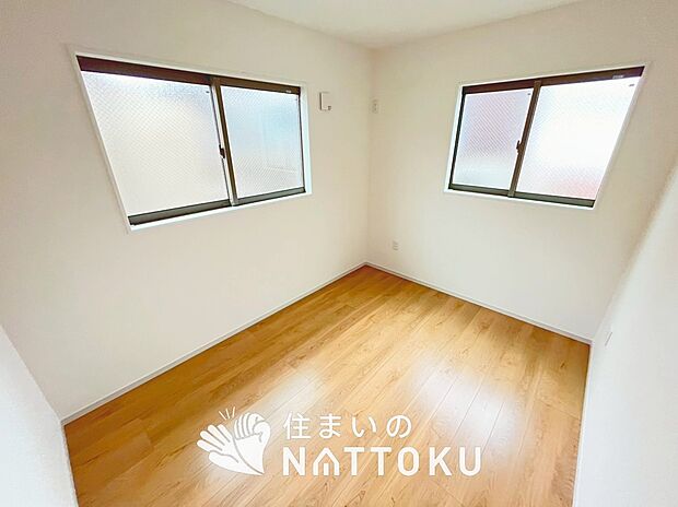 【現地写真(洋室)】木目の美しさを際立たせるシンプルデザインの建具を使用しています。
