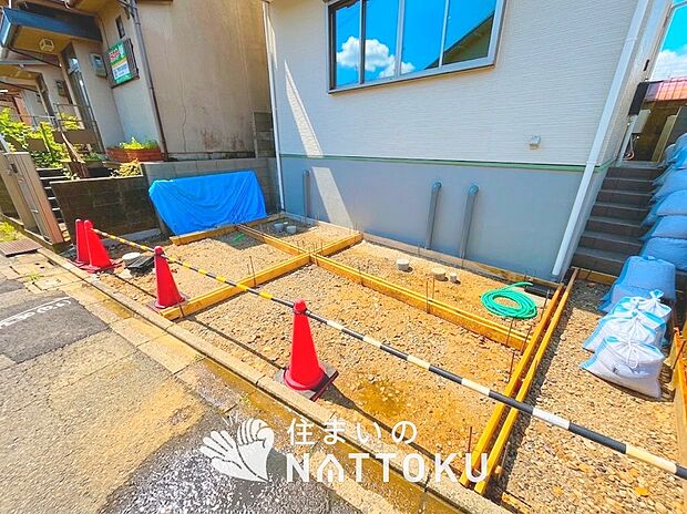 【現地写真(駐車場)】駐車スペースが広く、運転が苦手な方も安心です。