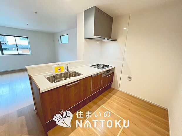 【現地写真(キッチン)】収納たっぷりのシステムキッチン、浄水器付水栓を標準装備しています。