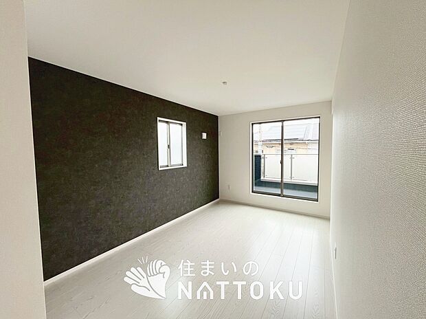 【現地写真(寝室)】木目の美しさを際立たせるシンプルデザインの建具を使用しています。