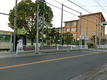 寝屋川市立西小学校 520ｍ(徒歩7分)