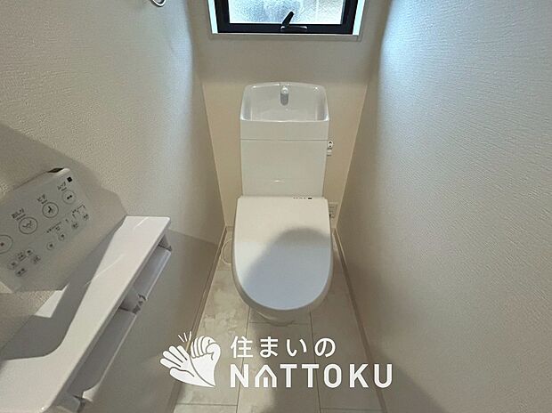 【トイレ】汚れてもサッとひと拭きでお手入れ簡単、エコ仕様の温水洗浄便座付きのトイレです。
バリアフリーにも配慮しています。