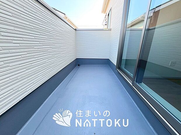 【バルコニー】奥行きが広く、洗濯物をゆったりと干せる十分な広さで、家族の洗濯も捗ります。