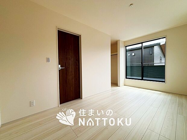 【現地写真(寝室)】木目の美しさを際立たせるシンプルデザインの建具を使用しています。