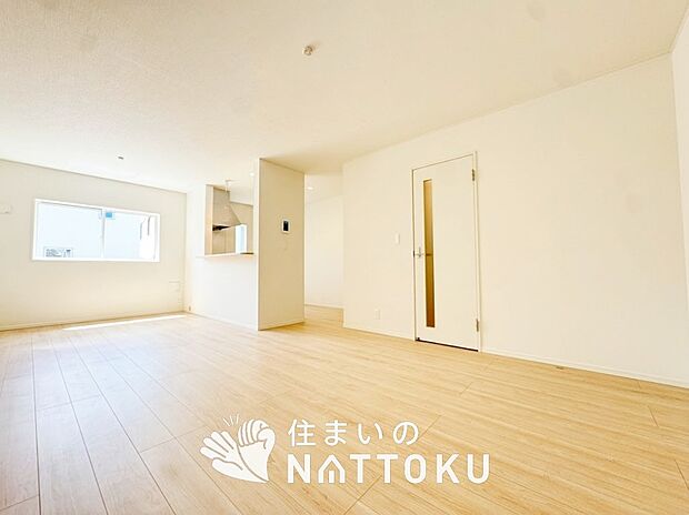 【現地写真(リビング)】フローリング材には、木目、色調など木材特有の風合いがあり、ナチュラルな美しさになっています。