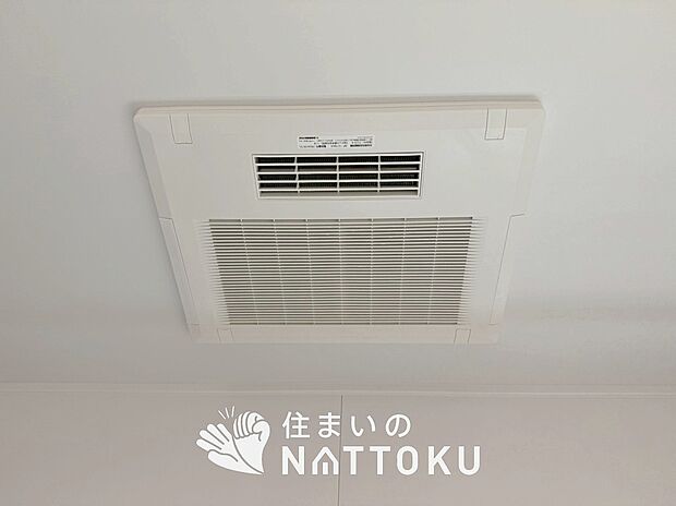 【浴室暖房換気乾燥機】サイドブロー機能で、乾燥効率アップです。
サイドに吹き出しを搭載することにより浴室内を端まで循環する気流ができ、さらに省エネ性能がアップします。