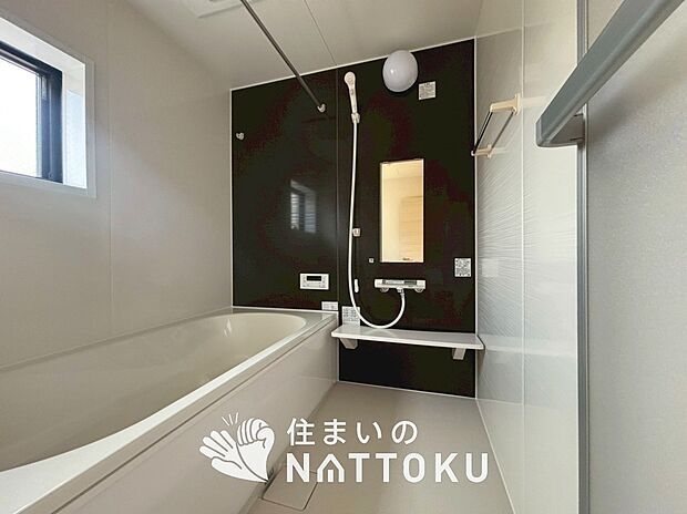【現地写真(浴室)】浴室暖房乾燥機付き。1坪タイプで広々です。