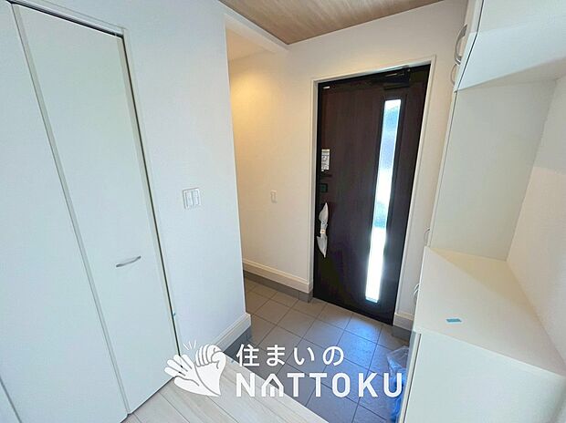 【現地写真(玄関)】玄関には、大型のシューズ収納を設置しています。