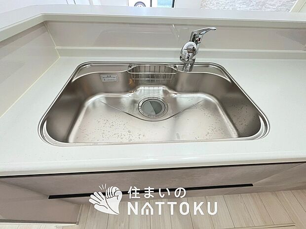 【浄水器内臓ハンドシャワー付シンク】広々とした凸型シンクに洗剤ポケットを標準装備。すっきり収納できます。
また、蛇口の先端に浄水器を内蔵しているため場所をとりません。
