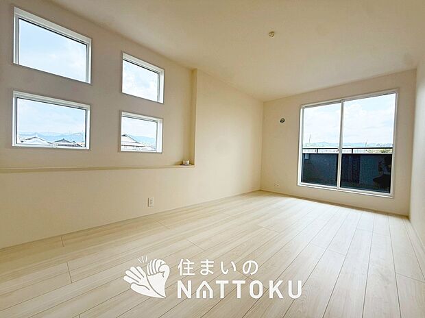 【現地写真(寝室)】木目の美しさを際立たせるシンプルデザインの建具を使用しています。
