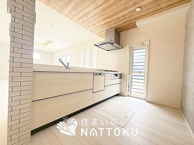 【現地写真(キッチン)】収納たっぷりのシステムキッチン、浄水器付水栓を標準装備しています。