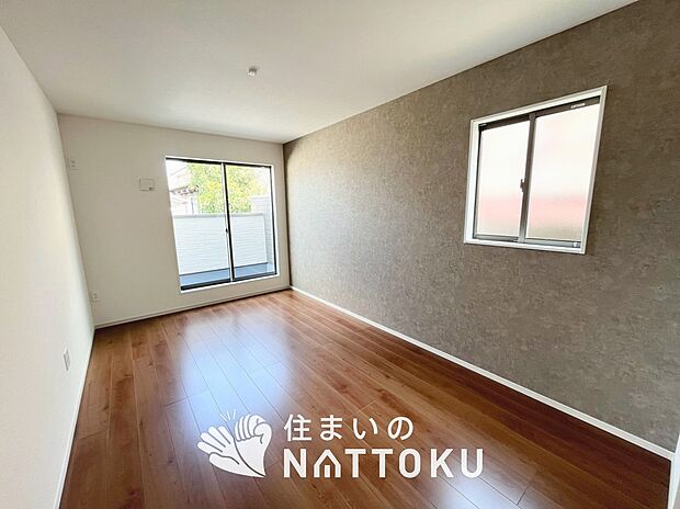 【現地写真(寝室)】木目の美しさを際立たせるシンプルデザインの建具を使用しています。