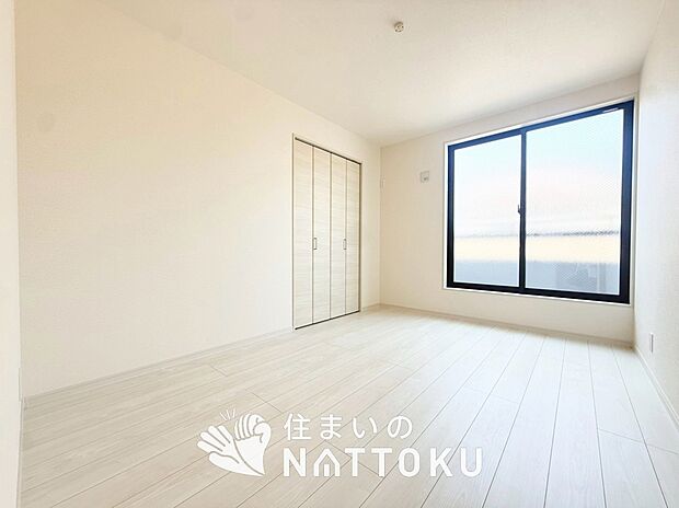 【現地写真(寝室)】木目の美しさを際立たせるシンプルデザインの建具を使用しています。