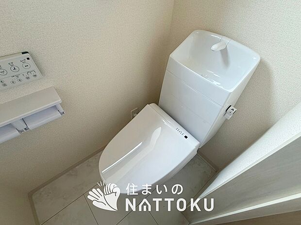 【トイレ】汚れてもサッとひと拭きでお手入れ簡単、エコ仕様の温水洗浄便座付きのトイレです。
バリアフリーにも配慮しています。