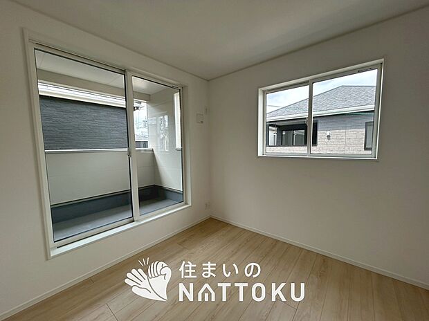 【現地写真(寝室)】木目の美しさを際立たせるシンプルデザインの建具を使用しています。