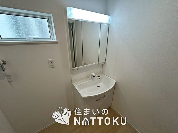 【洗面台・洗面所】鏡の両サイドは、必要なものを取出しやすく、大きな鏡面で朝の準備も快適。
使いやすいリフトアップ機能付きのシングルレバーシャワー水栓付です。