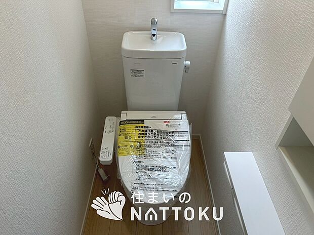【トイレ】汚れてもサッとひと拭きでお手入れ簡単、エコ仕様の温水洗浄便座付きのトイレです。
バリアフリーにも配慮しています。
