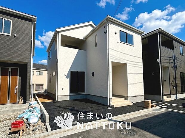 【現地写真(外観)【6号地】】軽くて火災に強い屋根材を採用し、地震時の建物への負担や揺れを軽減しています。