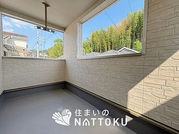 【バルコニー】奥行きが広く、洗濯物をゆったりと干せる十分な広さで、家族の洗濯も捗ります。