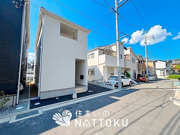 【現地写真（外観）【１号地】】軽くて火災に強い屋根材を採用し、地震時の建物への負担や揺れを軽減しています。