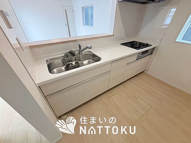 【現地写真(キッチン)】収納たっぷりのシステムキッチン、浄水器付水栓を標準装備しています。