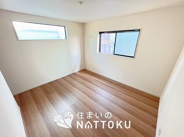 【現地写真(洋室)】木目の美しさを際立たせるシンプルデザインの建具を使用しています。