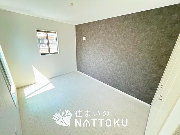 【現地写真(寝室)】木目の美しさを際立たせるシンプルデザインの建具を使用しています。