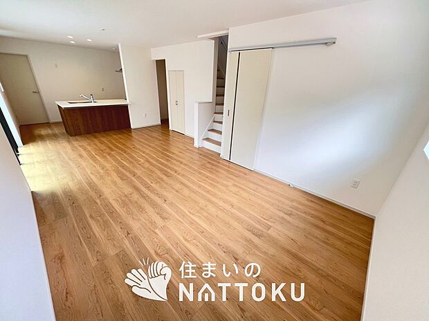 【現地写真(リビング)】フローリング材には、木目、色調など木材特有の風合いがあり、ナチュラルな美しさになっています。
