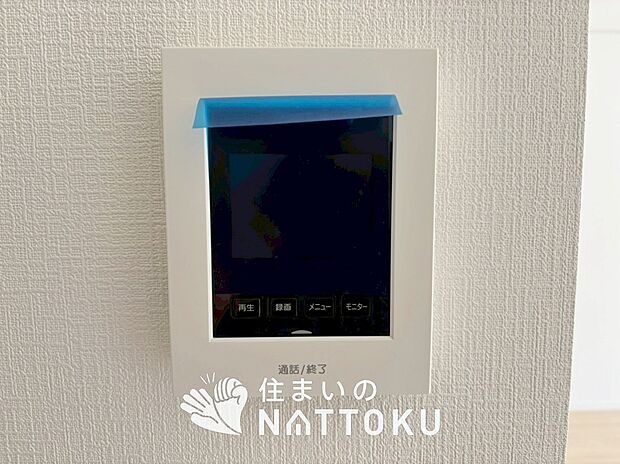 【広々とした凸型シンクに洗剤ポケットを標準装備。すっきり収納で】手放し通話ができ、送話表示灯で送話・受話状態が確認できます。
映像と音声で玄関先の様子をチェックできるモニター機能や、夜間の訪問者の顔も確認できるLEDライトを装備しています。