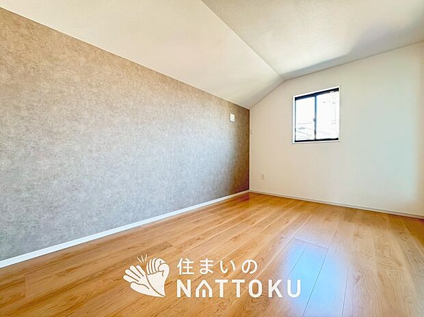 【現地写真(寝室)】木目の美しさを際立たせるシンプルデザインの建具を使用しています。