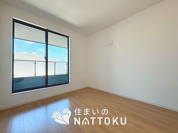 【現地写真(洋室)】木目の美しさを際立たせるシンプルデザインの建具を使用しています。
