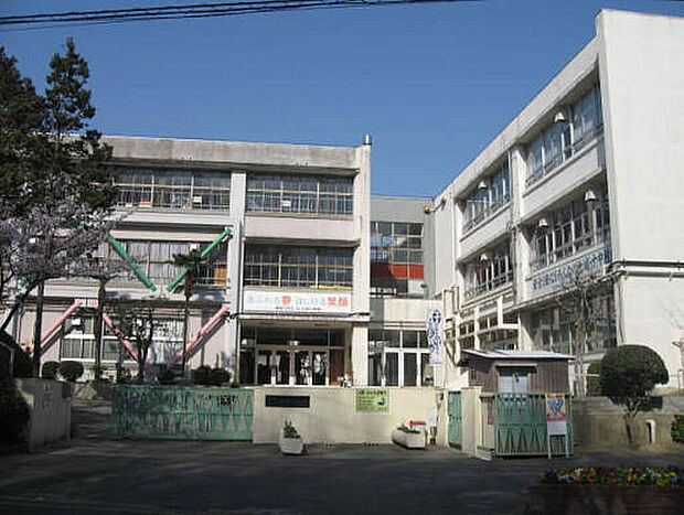 寝屋川市立三井小学校(約1,000m)