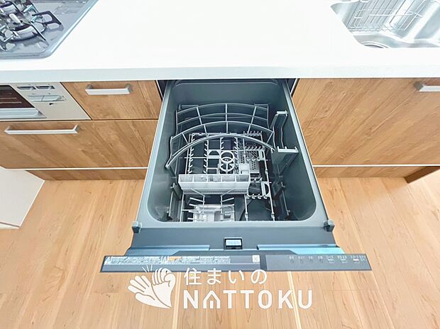 【食器洗い乾燥機】食後の時間にゆとりを与えてくれる食器洗い乾燥機。
操作ボタンも上面にあるので、腰をかがめずに操作ができラクラクです。