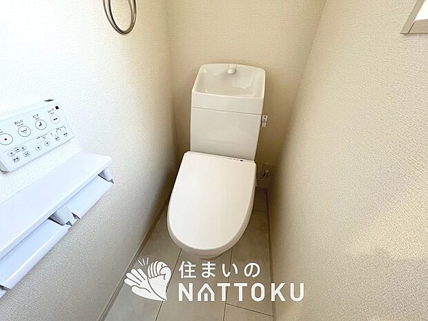 【トイレ】汚れてもサッとひと拭きでお手入れ簡単、エコ仕様の温水洗浄便座付きのトイレです。
バリアフリーにも配慮しています。