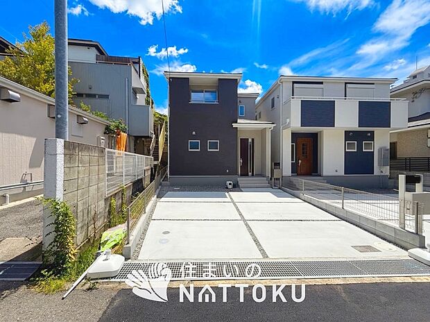 【現地写真(外観)【2号地】】雨で汚れを落とし、耐久性・耐候性に優れた外壁を使用しています。