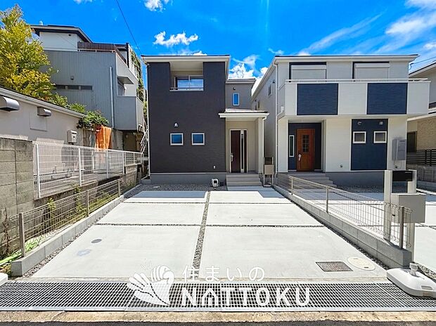 【現地写真(外観)【2号地】】軽くて火災に強い屋根材を採用し、地震時の建物への負担や揺れを軽減しています。