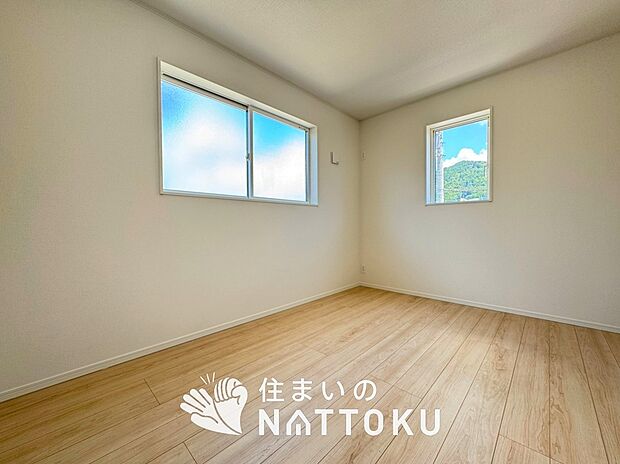 【現地写真(寝室)】木目の美しさを際立たせるシンプルデザインの建具を使用しています。