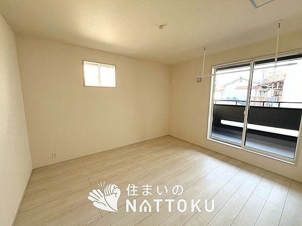 【現地写真(寝室)】木目の美しさを際立たせるシンプルデザインの建具を使用しています。