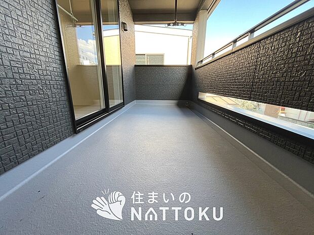 【バルコニー】奥行きが広く、洗濯物をゆったりと干せる十分な広さで、家族の洗濯も捗ります。