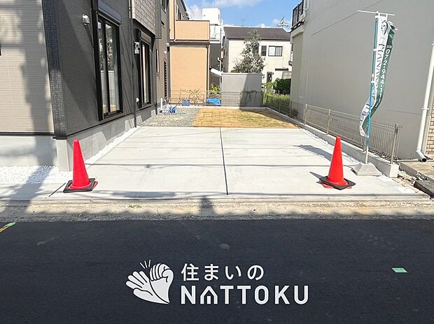 【現地写真(駐車場)】駐車スペースが広く、運転が苦手な方も安心です。