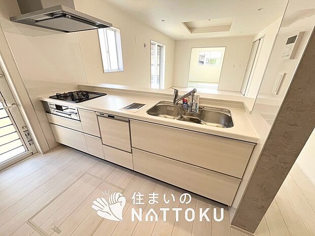 【現地写真(キッチン)】収納たっぷりのシステムキッチン、浄水器付水栓を標準装備しています。