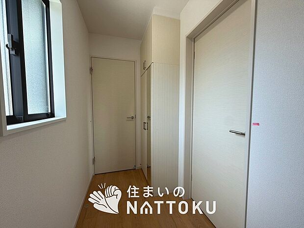 【現地写真(玄関)】玄関には、大型のシューズ収納を設置しています。