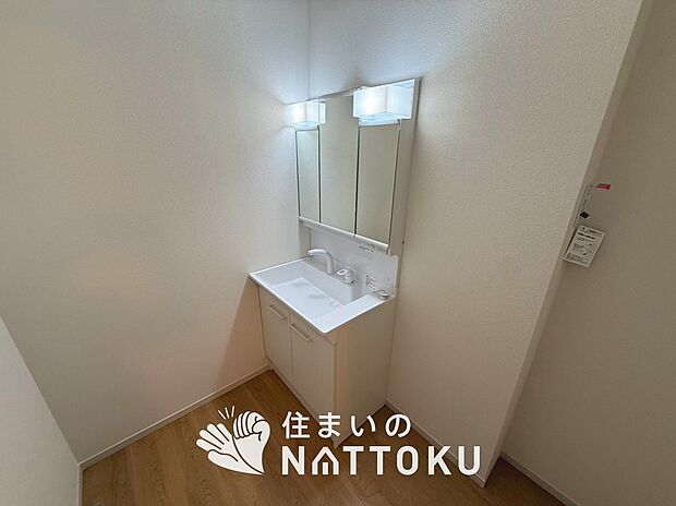 【洗面台・洗面所】鏡の両サイドは、必要なものを取出しやすく、大きな鏡面で朝の準備も快適。
使いやすいリフトアップ機能付きのシングルレバーシャワー水栓付です。