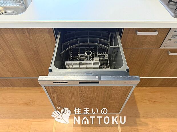 【食器洗い乾燥機】食後の時間にゆとりを与えてくれる食器洗い乾燥機。
操作ボタンも上面にあるので、腰をかがめずに操作ができラクラクです。